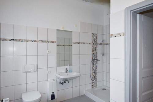 Bad mit Dusche EG - 7 Zimmer Einfamilienhaus in Gnoien