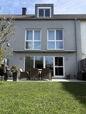 Bild 1 - - RESERVIERT - Provisionsfrei: Modernes A+ Reihenhaus (7m breit) inkl. E-Ladesäule & Kamin