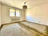 Großes Zimmer für Bett, Kommode und Schrank - 