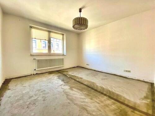 Großes Zimmer für Bett, Kommode und Schrank - 