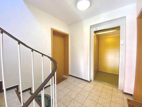 Der Hausflur zeigt sich sehr gepflegt - Etagenwohnung mit 81,90 m&sup2; in Wilhelmshaven zum Kaufen