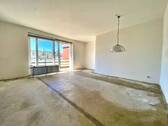Das Wohnzimmer wird vom großen Balkon erweitert - 