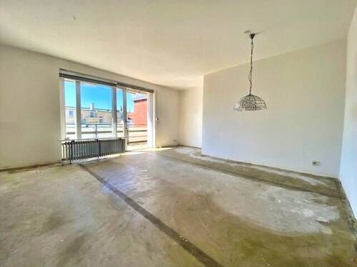 Das Wohnzimmer wird vom großen Balkon erweitert - 