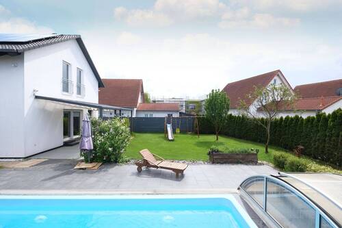 Weitere Ansicht Haus, Swimmingpool und Garten - 