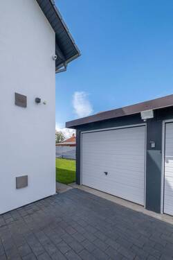 Doppelgarage und Durchgang zum Garten - 