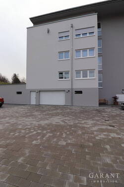 Garageneinfahrt elektrisch - 4 Zimmer Etagenwohnung in Hirzenhain