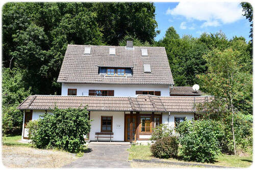 Bild1 - Charmantes Einfamilienhaus mit ehemaliger Praxis - Viel Potenzial am Rande des Kellerwalds!