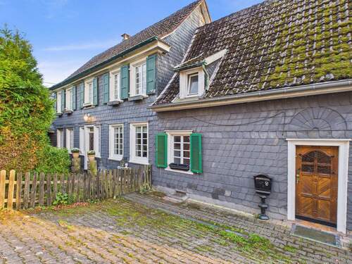 Außenansicht - Wohnen im Grünen: Zweifamilienhaus mit eigenem Wald und vielseitiger Lagerhalle