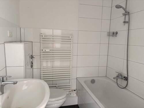 Bad mit Badewanne - Etagenwohnung mit 71,20 m&sup2; in Halstenbek zum Kaufen