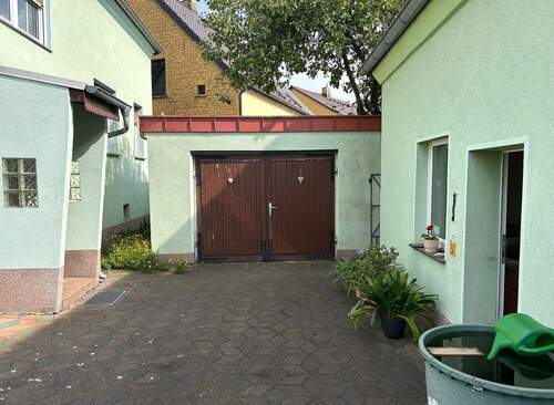 Blick zur Garage, Hauseingang und Partyraum - 