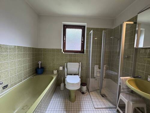 gefliestes Wannenbad mit Dusche - 