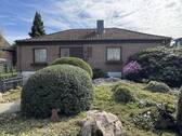massiver Bungalow mit Vorgarten - Bungalow in Ebstorf: Ebenerdiges Wohnen in Ortsrandlage