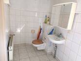Bad mit Waschbecken und WC - 