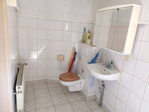Bad mit Waschbecken und WC - 