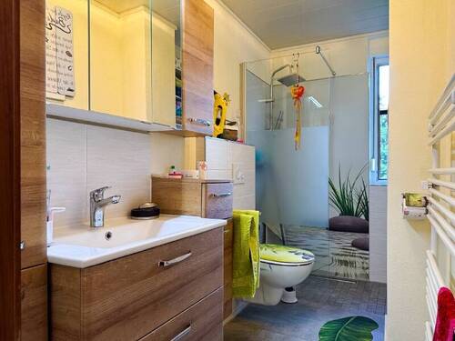 Bad mit Dusche, Fenster und WC - 