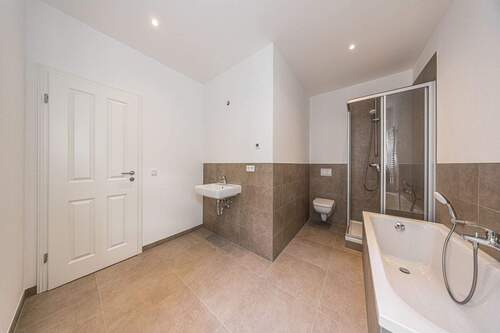 Modernes Bad mit Dusche und Wanne - 3 Zimmer Etagenwohnung in Leipzig
