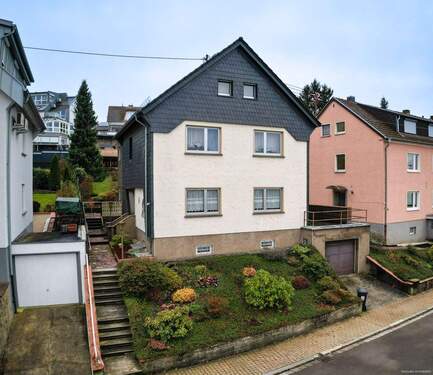 Front - Gepflegtes Zweifamilienhaus in ruhiger Nebenstraße von Riegelsberg