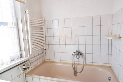 Badzimmer mit Wanne und Fenster - 