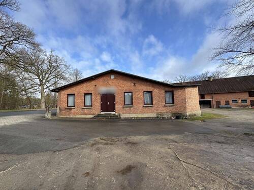 Seitenansicht zum Saal - Einfamilienhaus mit 550,00 m&sup2; in Jameln zum Kaufen