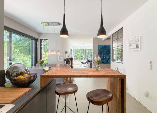 Blick von der offenen Küche zum Ess-/Wohnbereich - Einfamilienhaus mit 195,00 m&sup2; in Hamburg zum Kaufen