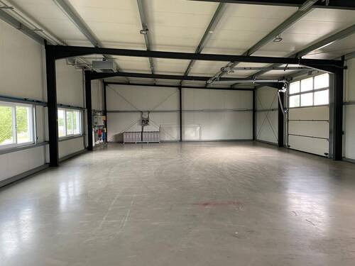Lagerhalle mit zwei Sektionaltoren - 