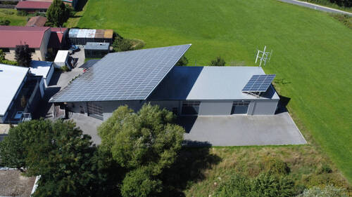 Parkmöglichkeiten vor bzw. neben den Hallen - Halle in Postbauer-Heng