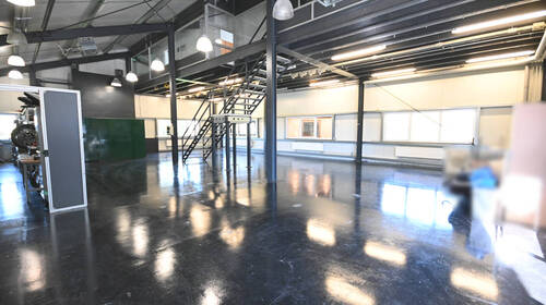 Umfrangreiche Ausstattung mit Starkstrom, Druckluft etc. - 