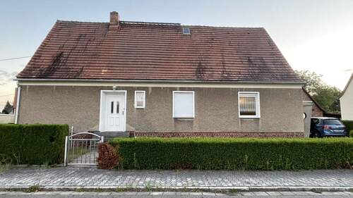 Straßenansicht - Familienidyll auf großem Grundstück