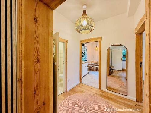 Der Flur schließt sich ans Esszimmer an - 