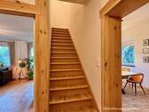 Eine schöne Holztreppe führt nach oben - 
