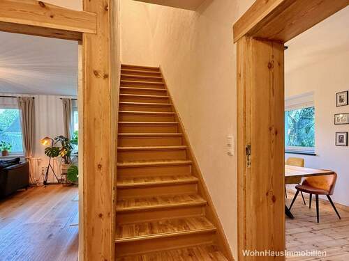 Eine schöne Holztreppe führt nach oben - 