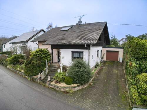 Front - Gepflegtes Ein - Zweifamilienhaus ruhig gelegen im Grünen