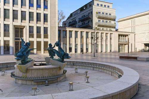 Piazza mit Springbrunnen - 2 Zimmer Etagenwohnung in Köln