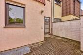 Kleine Terrasse vorm Haus - 