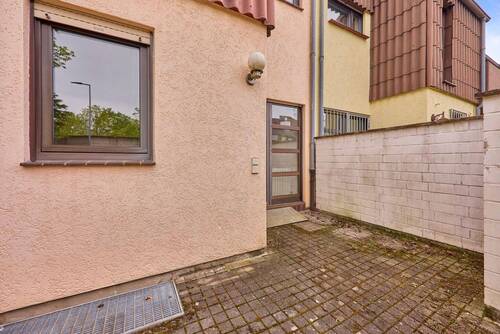 Kleine Terrasse vorm Haus - 