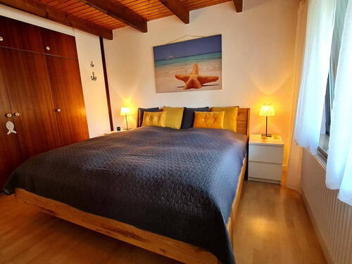 Schlafzimmer mit Wasserbett TV - Mehrfamilienhaus, Wohnhaus mit 76,00 m² in Eckwarderhörne zum Kaufen