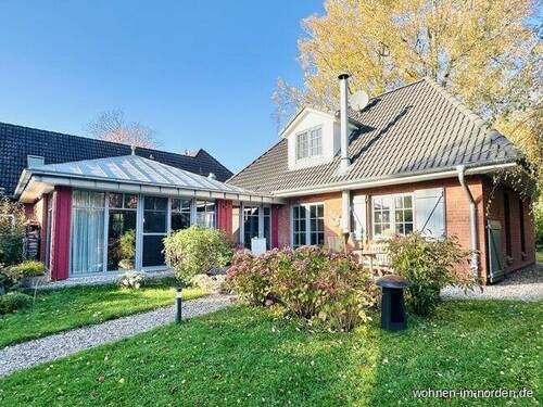 Hausansicht von Südwesten - Hohwacht: Modernes Einfamilienhaus mit zauberhaftem Grundstück in allerbester Lage