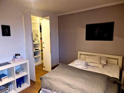 Schlafzimmer mit begehbarem Kleiderschrank im 1. OG - 