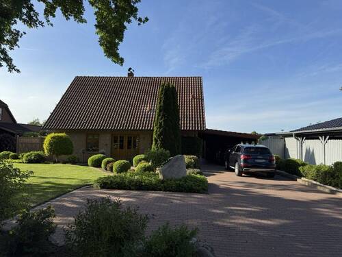 Außenansicht - Lebensqualität und Familienglück garantiert: Gepflegtes EFH in ruhiger Wohnlage mit Wintergarten!