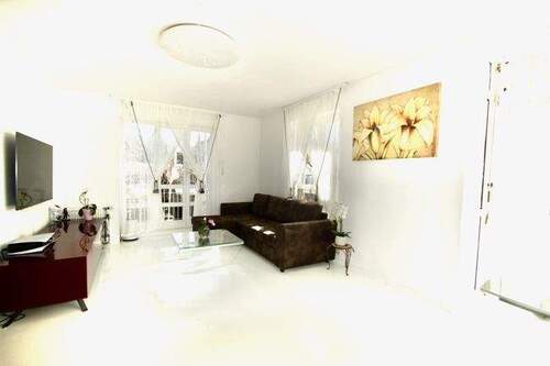 Wohnzimmer mit Süd-/Ost Ausrichtung - 3 Zimmer Etagenwohnung zum Kaufen in München