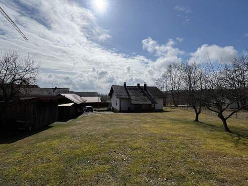 Blick über Garten aufs Haus - Charmantes Einfamilienhaus mit schöner Aussicht nähe Rattiszell. Ihr Zuhause für die Zukunft!
