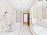 Badezimmer mit Dusche & Wanne - 