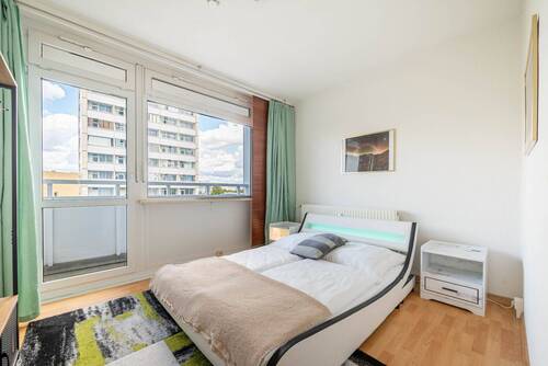 Schlafzimmer mit Balkon - 3 Zimmer Etagenwohnung in Berlin