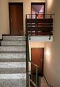 Treppenhaus zur Wohnug, halbe Treppe hoch - 