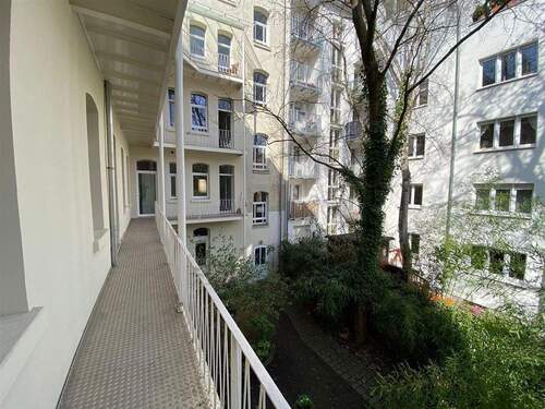 Balkon mit Blick in den Innenhof - 