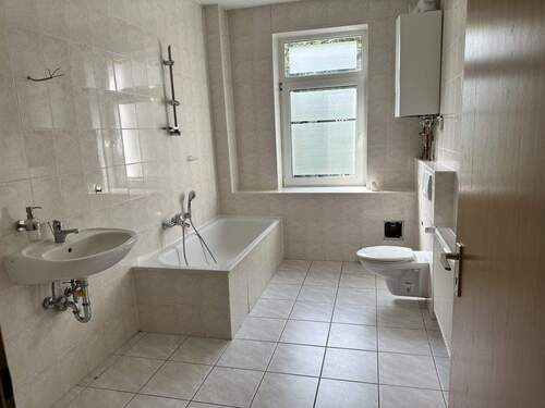 Tageslicht-Bad mit Wanne - 