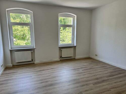 helles Wohnzimmer, zwei Fenster - 