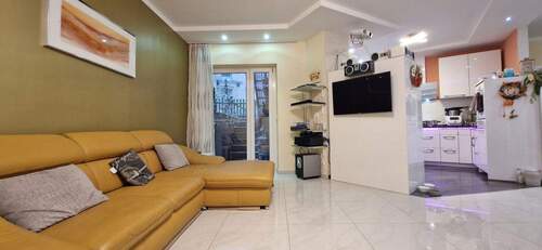 Wohnzimmer/ Terrassenausgang - 5 Zimmer Etagenwohnung zum Kaufen in Nürnberg