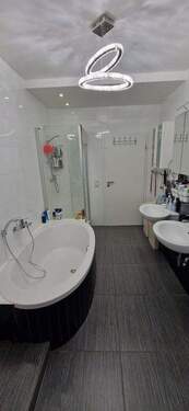 Badewanne und separate Dusche - 