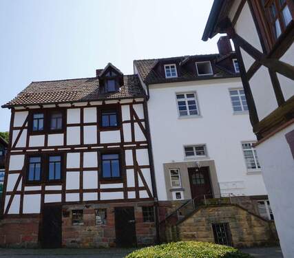 Wohnhäuser links neben dem Haupthaus - 4 Zimmer Mehrfamilienhaus, Wohnhaus in Jesberg